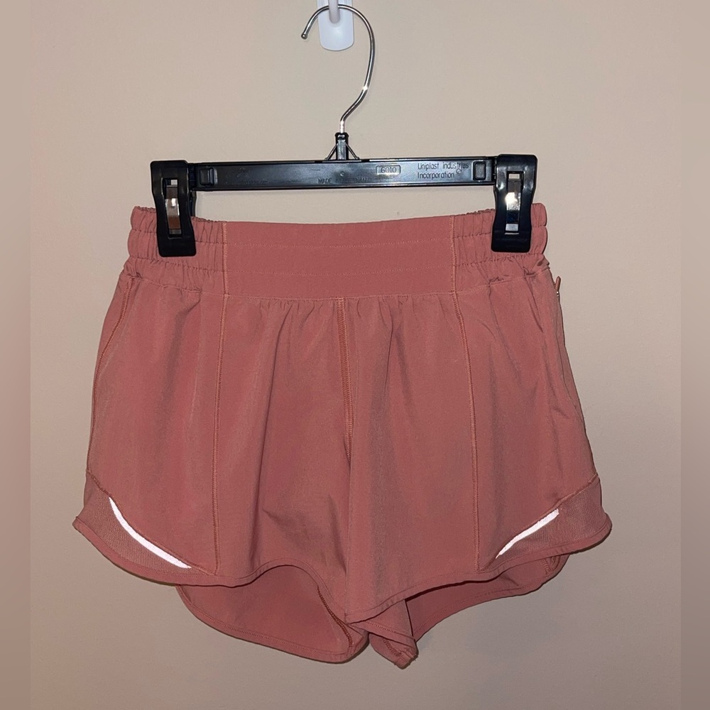 Lululemon Hotty hot 4” low rise shorts